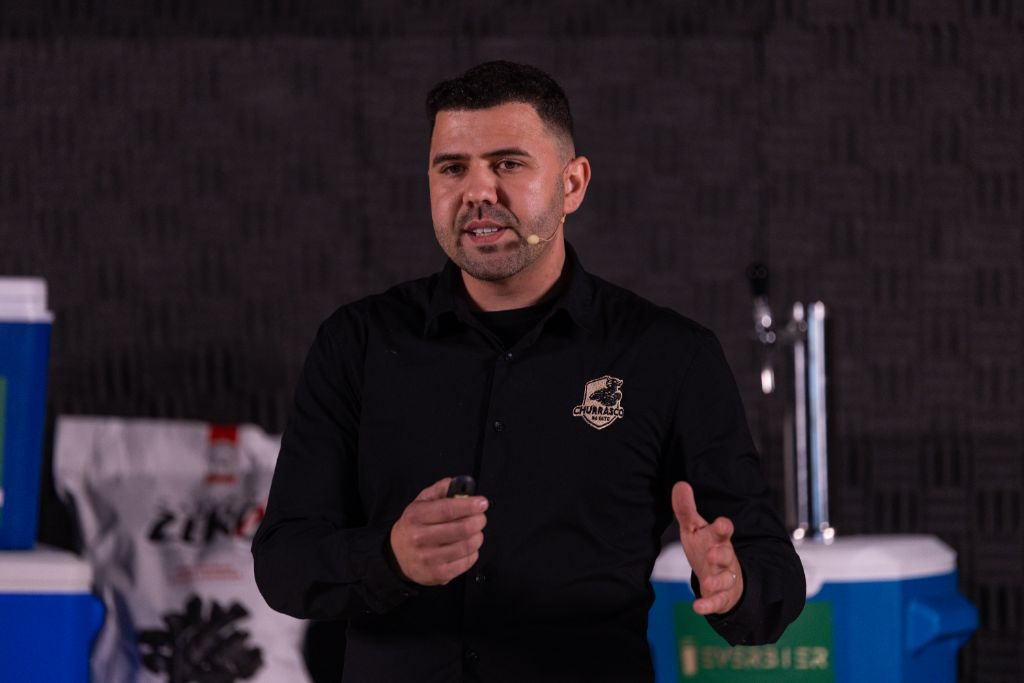 Lucas Oliveira ensinando técnicas